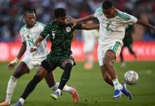 صورة الكاف يغرم الجزائر: إيقافات لـ لوكا زيدان وبلغالي وغرامة 100 ألف دولار بعد موقعة نيجيريا