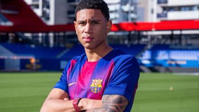 صورة برشلونة يضم المدافع الهولندي جيوينسلي أونستين رسميًا