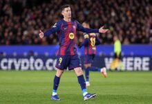 صورة زوجة ليفاندوفسكي تثير الجدل بشأن مستقبله مع برشلونة