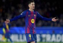 صورة ليفاندوفسكي يقترب من معادلة أساطير برشلونة في الليجا