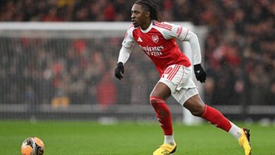 صورة أرسنال يحسم موقفه بشأن بيع إيزي