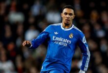 صورة أرنولد في قلب موقعة بنفيكا المرتقبة