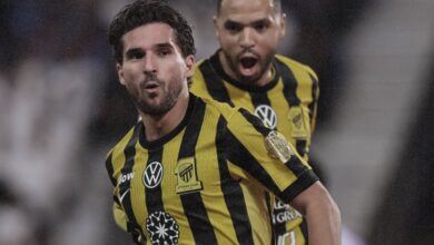 صورة الاتحاد بعشرة لاعبين ينتزع التعادل من الهلال في المملكة أرينا