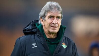 صورة بيليغريني يدافع عن ألميدا بعد إيقافه القاسي في الليغا