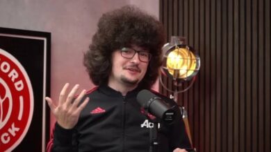 صورة روني يهاجم مشجع مانشستر يونايتد الشهير بسبب تحدي الشعر المثير للجدل