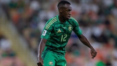 صورة صراع إنجليزي ثنائي على سعود عبد الحميد