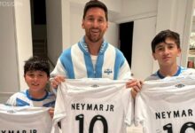 صورة نيمار يهدي ميسي وأطفاله قمصان سانتوس