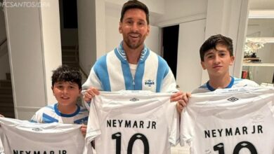 صورة نيمار يهدي ميسي وأطفاله قمصان سانتوس