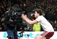 صورة واقعة صادمة في ديربي لندن.. مشجع يستهدف زوجة ديكلان رايس بطريقة غريبة